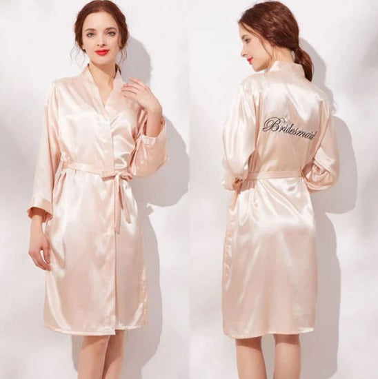 Robe de mariée et demoiselle d'honneur