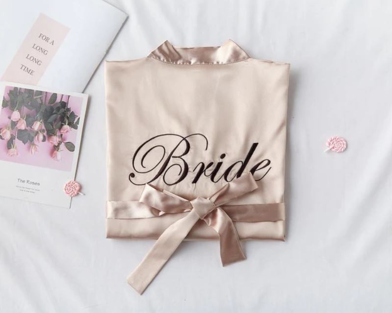 Robe für Braut und Brautjungfern