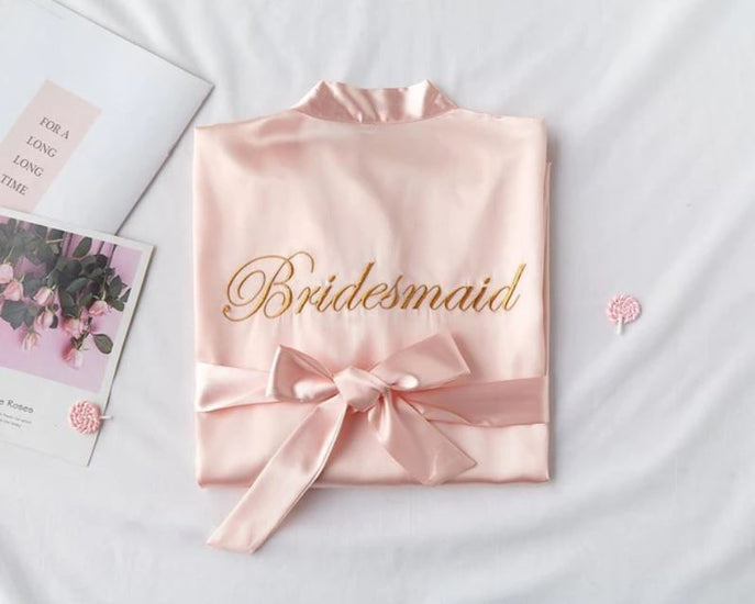 Robe de mariée et demoiselle d'honneur